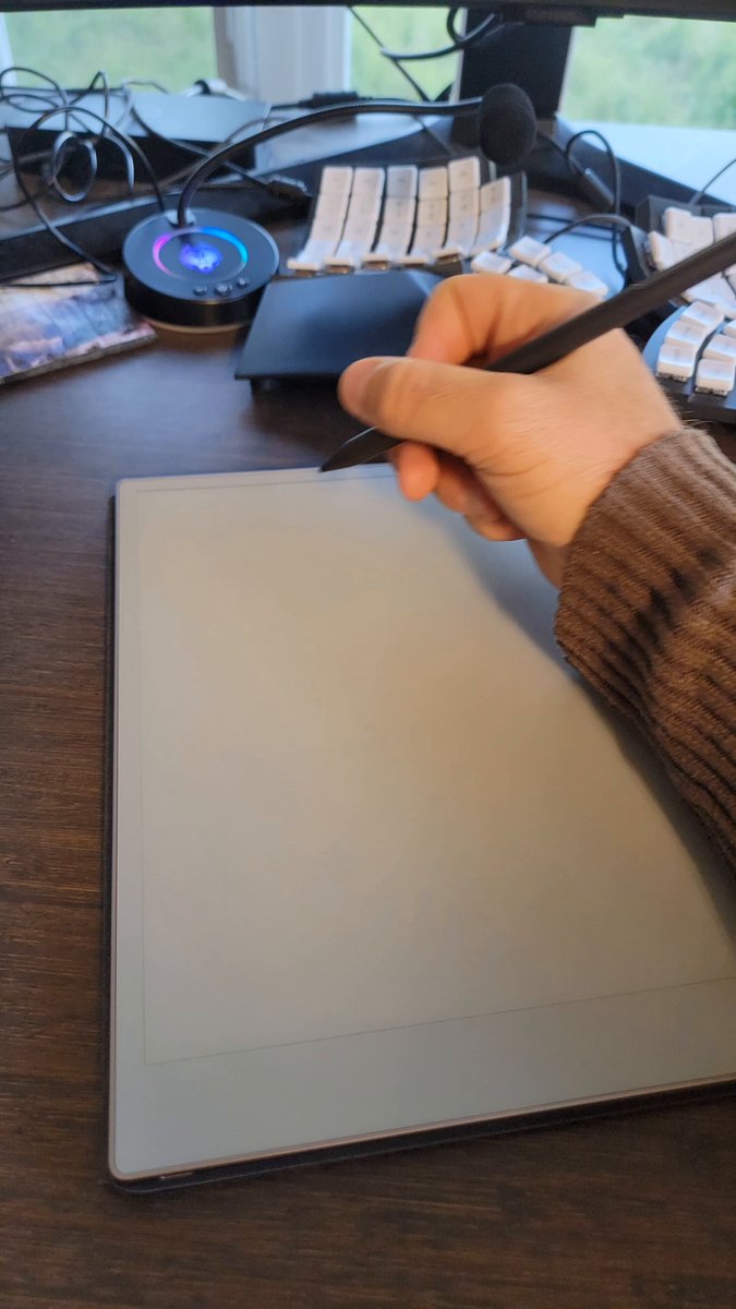 reMarkable e-tinta tábla tollal: a kézzel írt prompt elhalványul, a modell a lapon válaszol
